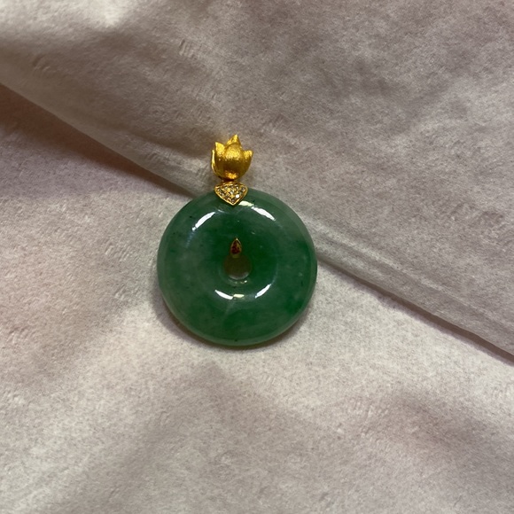 Myanmar jade pendant with 18k diamond buckle - Picture 2 of 3